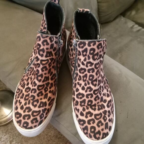 Leopard Print High-Top Fashion Sneakers with double Zipper. - Picture 2 of 5